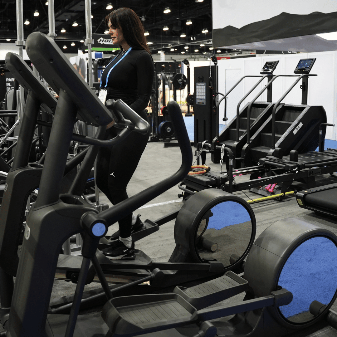 Muscle D Fitness - Commercial Elliptical Trainer - LED Screen - Cardio Machine - Standalone