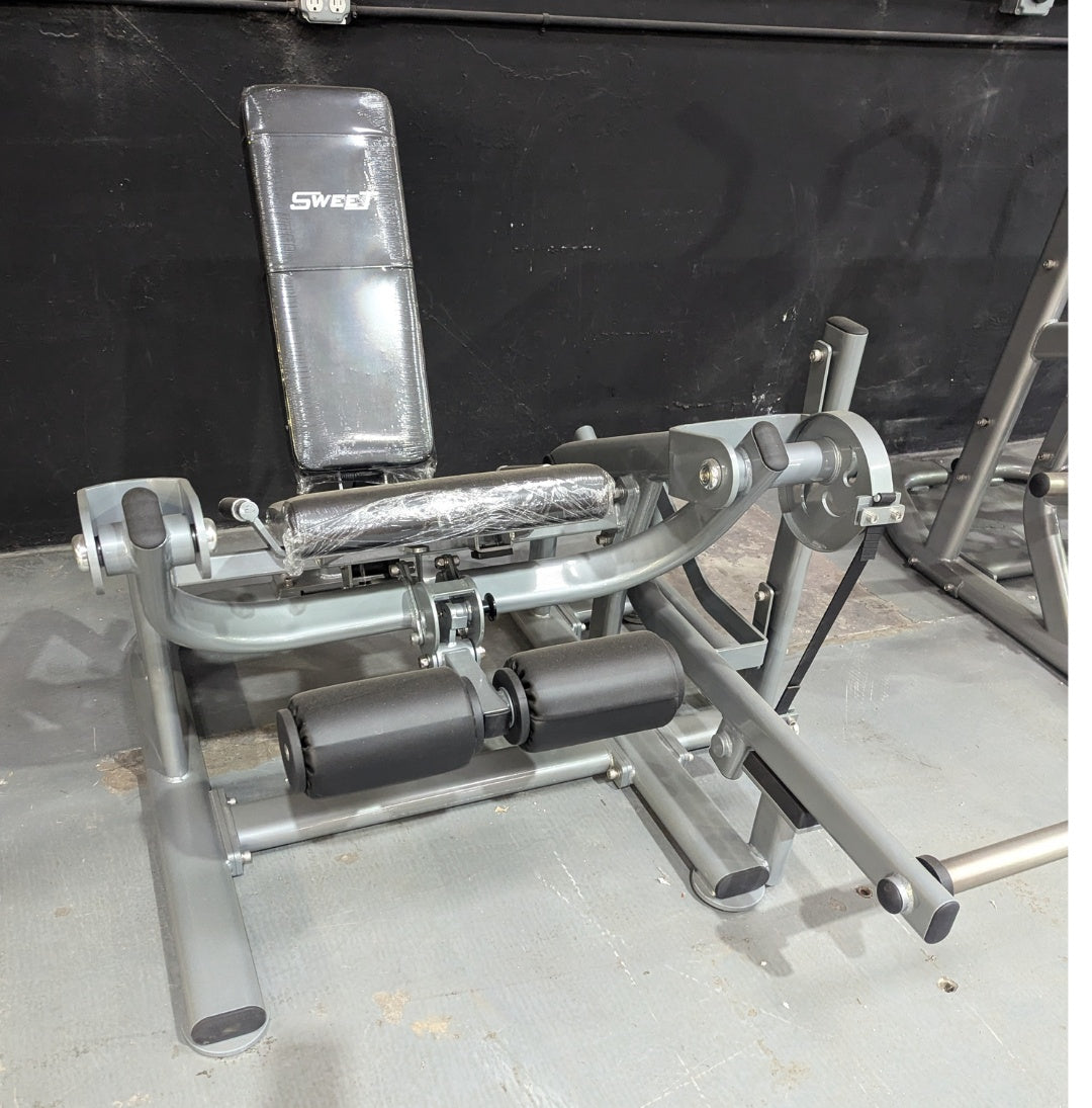 Muscle D Fitness - Pro Strength Leg Extension - Adjustable - Plate Loaded - Quads Machine