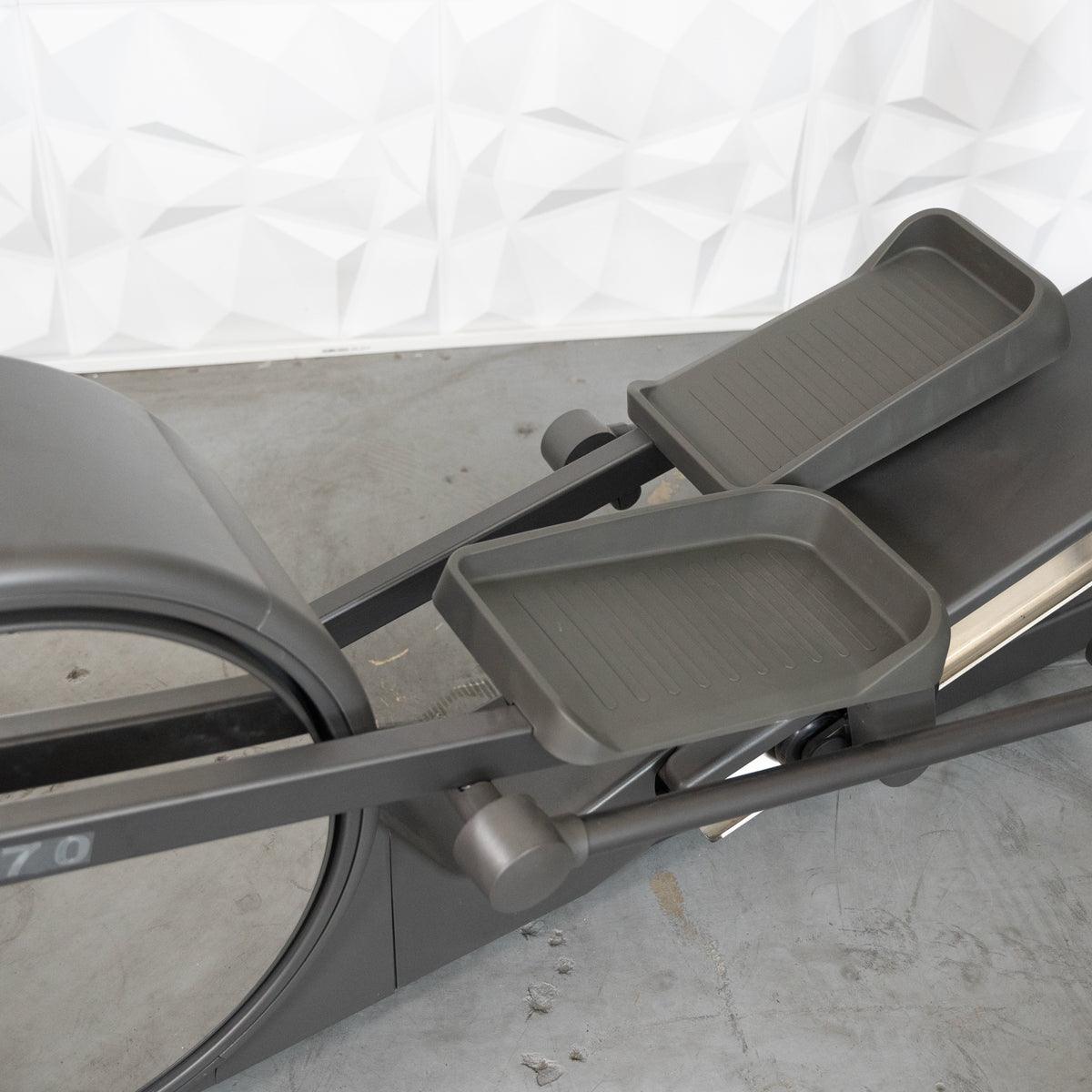 Muscle D Fitness - Commercial Elliptical Trainer - LED Screen - Cardio Machine - Standalone